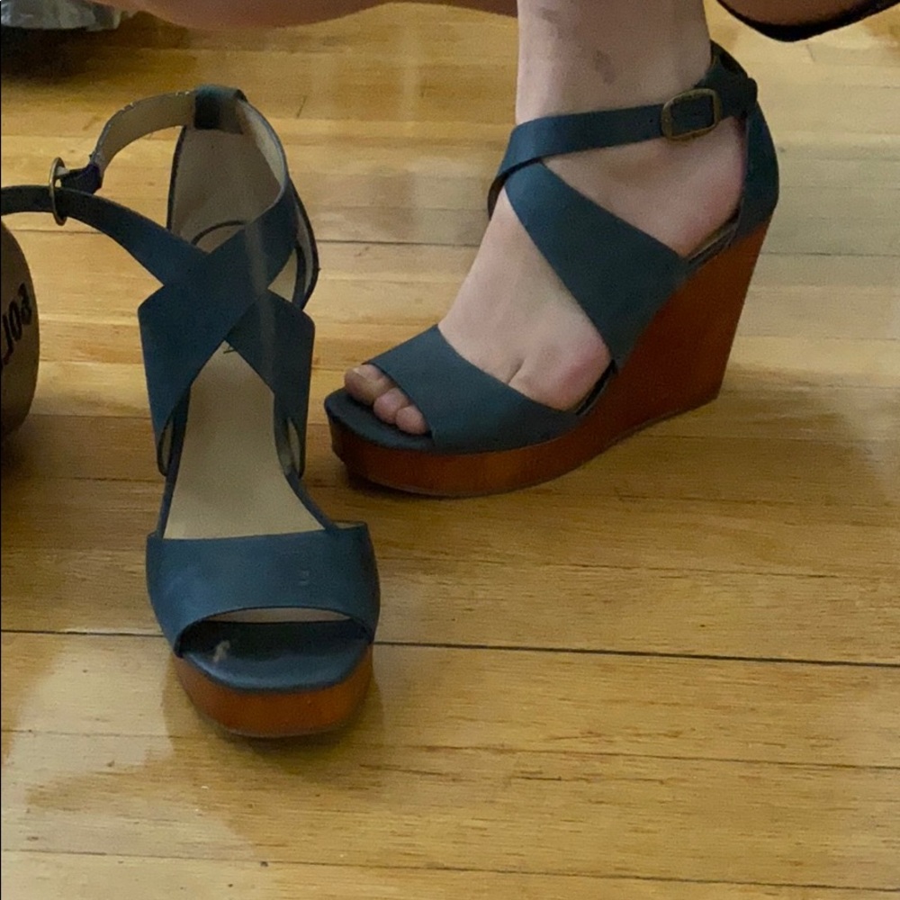 Navy wood wedge strap oh sandals size 9!